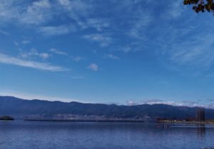 青い空と豊かな水がウクライナにも戻りますように　諏訪湖にて