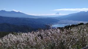 高ボッチ高原に登り秋の諏訪湖と富士山を望む